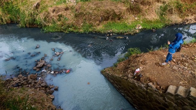 Sungai Cikiley yang tercemar di Antapani, Bandung, Jawa Barat, Jumat (2/8). [ANTARA FOTO/Raisan Al Farisi]