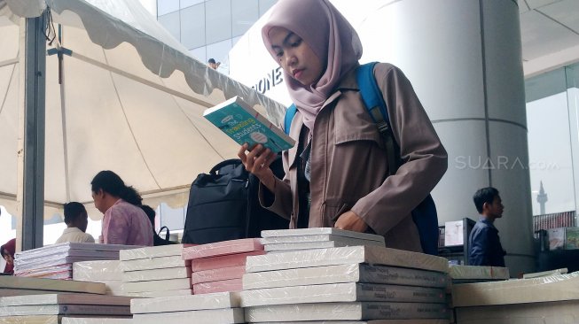 Pengunjung melihat-lihat buku di bazar buku dalam Gramedia Writers & Readers Forum (GWRF) 2019 di Perpusnas RI, Jakarta, Jumat (2/8). [Suara.com/Oke Atmaja]