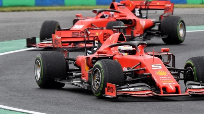 Pebalap andalan Ferrari, Sebastian Vettel, berada di depan rekan setimnya Charles Leclerc pada latihan bebas kedua F1 GP Hungaria di Sirkuit Hungaroring, Jumat (2/8/2019). [AFP/Attila Kisbenedek]