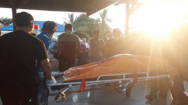 Mayat Pejabat PSSI Terkubur Pasir Terkuak dari Gagang Cangkul Berdarah
