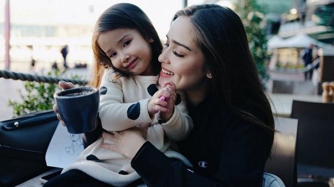 Yasmine Wildblood bersama putrinya, Seraphina Rose. [Instagram]