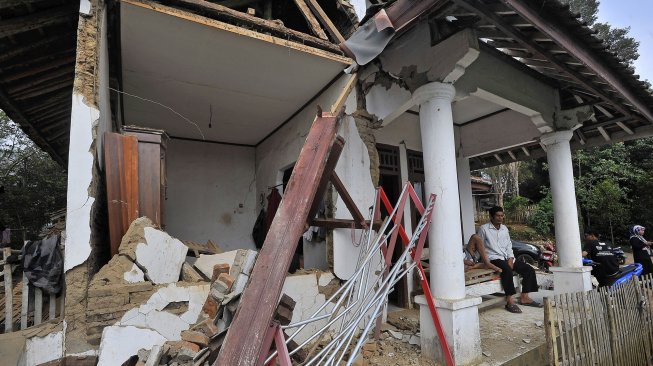 Rumah rusak akibat diguncang gempa di Kampung Karoya, Mandalawangi, Pandeglang, Banten, Sabtu (3/8). [ANTARA FOTO/Asep Fathulrahman]