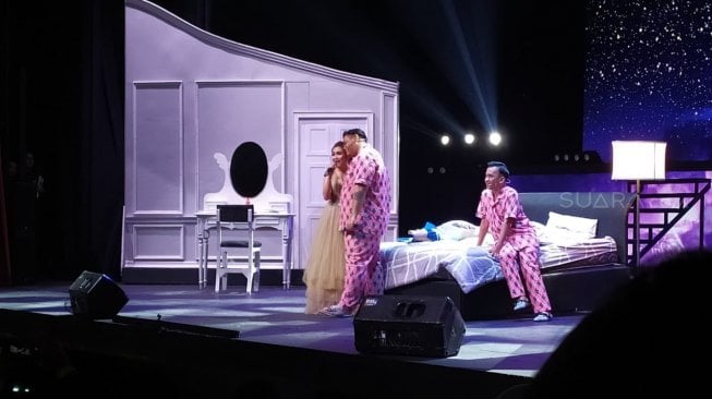 Ayu Ting Ting menjadi tamu spesial dalam kabaret Ivan Gunawan, Jumat (2/8/2019) malam. [Revi C Rantung/Suara.com]