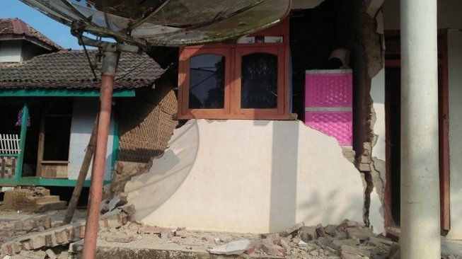 Penampakan rumah warga yang rusak akibat gempa Banten pada Jumat (2/8) malam. (Suara.com/Yandhi Deslatama)
