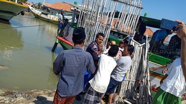 Korban tewas perahu yang tenggalam setelah dievakuasi ke daratan. (Suara.com/Moh. Madani).