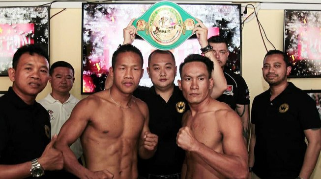 Managing Director Mahkota Promotion Urgyen Rinchen Sim, diapit petinju Indonesia Daud Yordan (ketiga dari kiri) dan Aekkawee Kaewmanee (Thailand/ketiga dari kanan) usai acara timbang badan di Retox Sports Bar, Pattaya, Thailand, Sabtu (3/8/2019). [Dok. Mahkota Promotion]