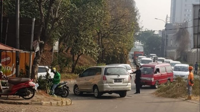 Pria Misterius Ditemukan Tewas Tergantung di Pinggir Tol Jakarta-Cikampek