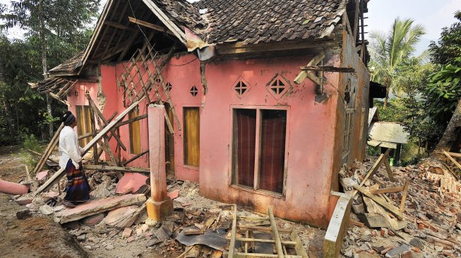 Rumah rusak akibat diguncang gempa di Kampung Karoya, Mandalawangi, Pandeglang, Banten, Sabtu (3/8). [ANTARA FOTO/Asep Fathulrahman]