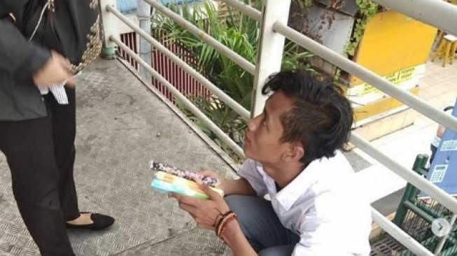 Hidup Sebatang Kara sampai Rela Jual Tisu, Siswa Ini Tuai Simpati