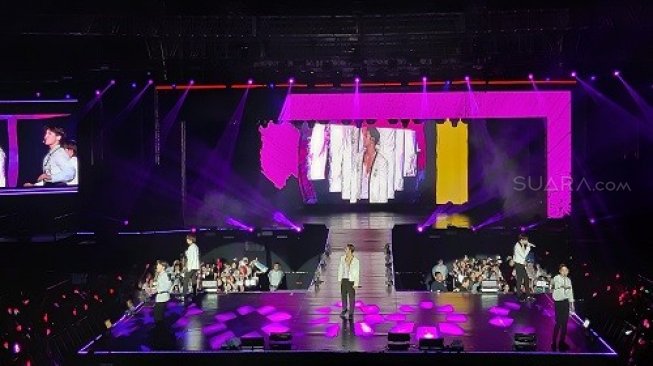 NU'EST sukses menggelar konser perdananya di Indonesia bertajuk 'Segno' di Istora Senayan, Jakarta Selatan, Sabtu (3/8/2019) malam. (Suara.com/Sumarni)