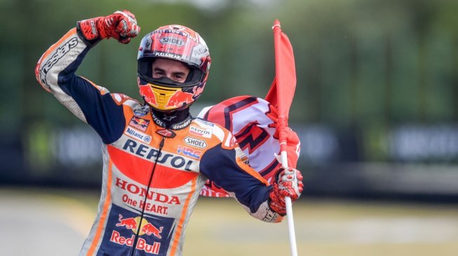 Pebalap Repsol Honda, Marc Marquez (tengah), memenangi balapan MotoGP Ceko 2019 di Sirkuit Brno, Minggu (4/8). [AFP/Michal Cizek]