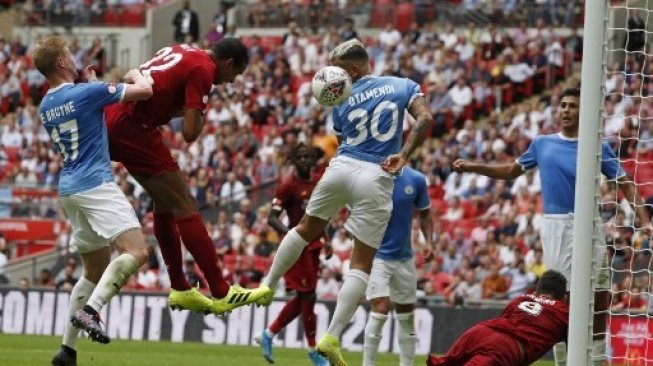 Pemain Liverpool Joel Matip (kedua kiri) menjebol gawang Manchester City lewat sundulannya sehingga membuat kedudukan menjadi imbang 1-1 di Community Shield. Adrian DENNIS / AFP