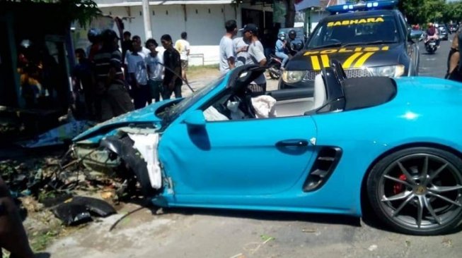 Duh, Belum Sebulan Keluar Dealer, Mobil Porsche Lakalantas di Magetan