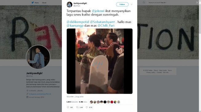 Jokowi ikut mendendangkan 'Sewu Kutho' - (Twitter/@jarkiyo)