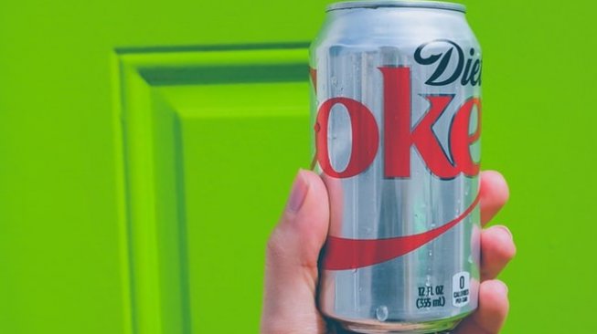 Ilustrasi soda diet atau diet coke. (Unsplash/NeONBRAND)