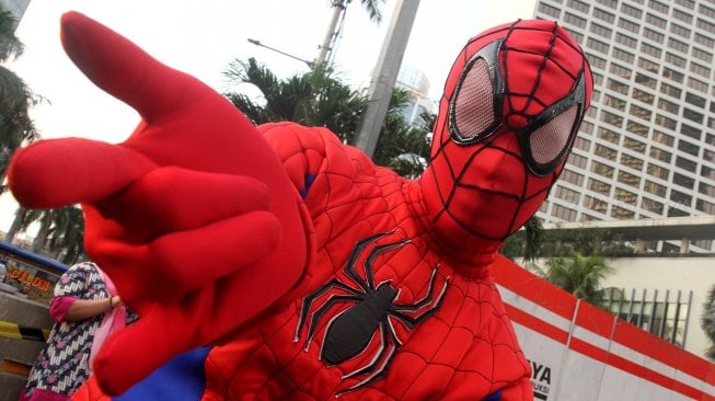 'Spiderman' beraksi di Bundaran HI, Jakarta, Minggu (4/8). [Suara.com/Oke Atmaja]