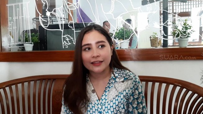 Prilly Latuconsina di kawasan Jagakarsa, Tangerang Selatan, Minggu (4/8/2019). [Sumarni/Suara.com]