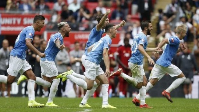 Para pemain Manchester City berlari merayakan kemenangannya di Community Shield setelah Gabriel Jesus memastikan kemenangan timnya atas Liverpool lewat adu penalti di Wembley Stadium.Ian KINGTON / AFP