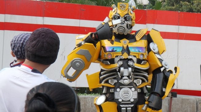 'Bumble Bee' beraksi di Bundaran HI, Jakarta, Minggu (4/8). [Suara.com/Oke Atmaja]