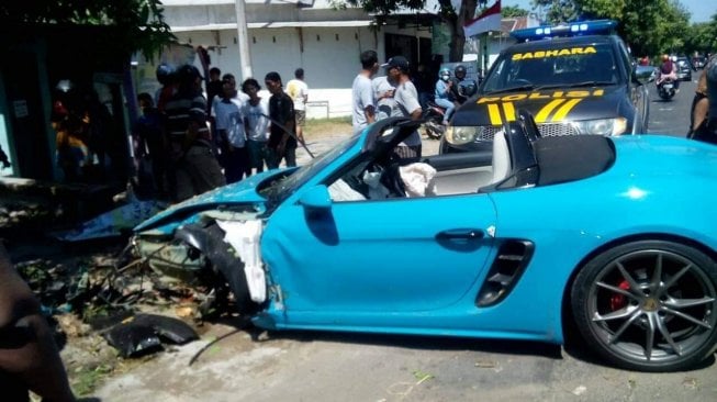 Baru Sebulan Keluar Dealer, Porsche Remuk Tabrak Pohon Hindari Mio