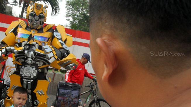 'Bumble Bee' beraksi di Bundaran HI, Jakarta, Minggu (4/8). [Suara.com/Oke Atmaja]