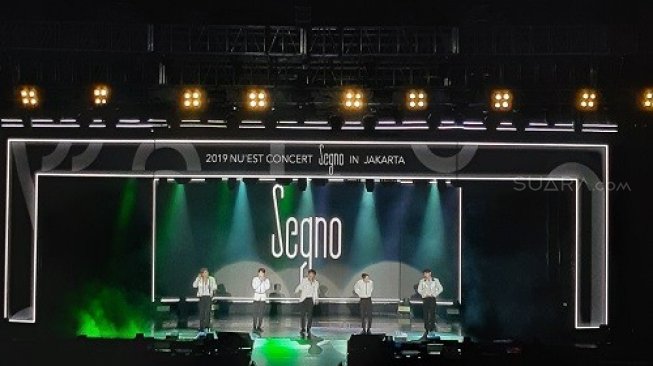 NU'EST sukses menggelar konser perdananya di Indonesia bertajuk 'Segno' di Istora Senayan, Jakarta Selatan, Sabtu (3/8/2019) malam. (Suara.com/Sumarni)