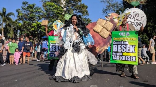 Jadi Tas atau Baju, Ini Pemanfaatan Daur Ulang Kemasan Plastik di Indonesia