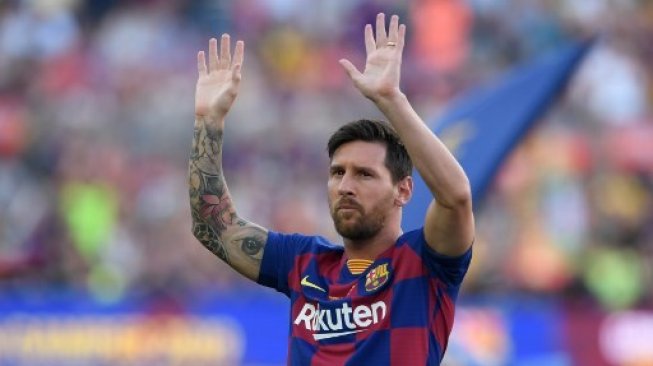Pemain Barcelona Lionel Messi menyapa fans jelang pertandingan kontra Arsenal di ajang Joan Gamper Trophy, Minggu (4/8/2019) [AFP]