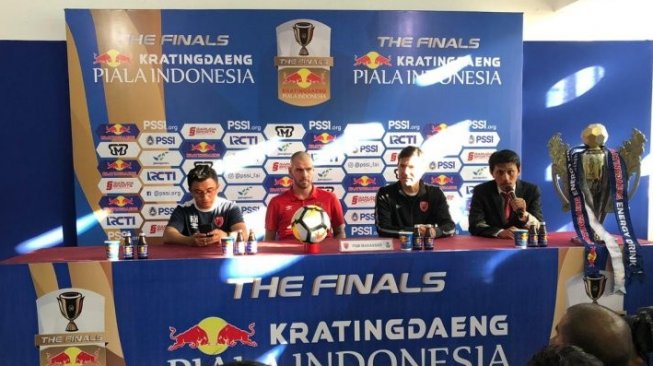 Kapten PSM Makassar Wiljan Pluim (kedua kiri) memberikan keterangan pers jelang kontra Persija Jakarta di Makassar, Senin (5/8). ANTARA FOTO/HO/Media PSM 