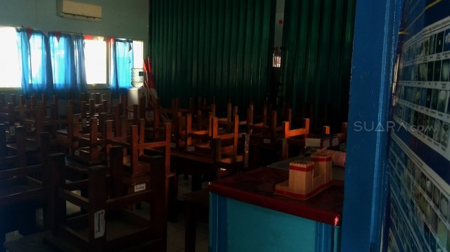 Suasana di dalam ruang kelas yang gelap akibat matinya aliran listrik di SD 03,Jakarta, Senin (5/8).[Suara.com/Oke Atmaja]