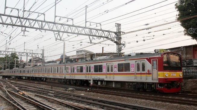 Rangkaian kereta commuter line saat melintas di dekat Stasiun Manggarai, Jakarta, Senin (5/8). [Suara.com/Oke Atmaja]
