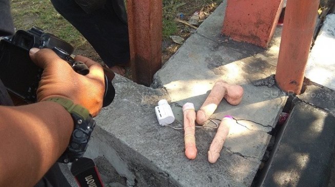 Alat bantu seks alias dildo ditemukan petugas saat membersihkan sungai. (Suara.com/Dimas).