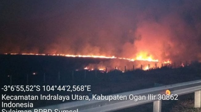 Api Belum Padam, Kebakaran Lahan Mendekati Jalan Tol Palindra