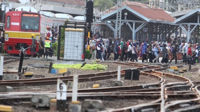 Penumpang kereta commuter line di Stasiun Manggarai, Jakarta, Senin (5/8). [Suara.com/Oke Atmaja]