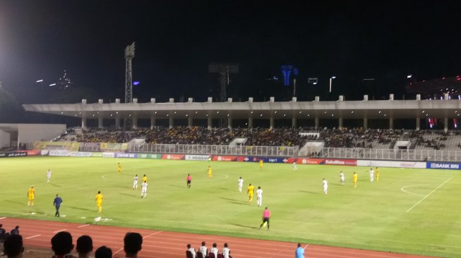 Pertandingan pekan ke-12 Liga 1 2019 antara Bhayangkara FC vs Madura United di Stadion Madya Senayan, Jakarta. (Suara.com/ Adie Prasetyo)  