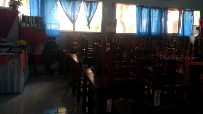 Suasana di dalam ruang kelas yang gelap akibat matinya aliran listrik di SD 03,Jakarta, Senin (5/8).[Suara.com/Oke Atmaja]