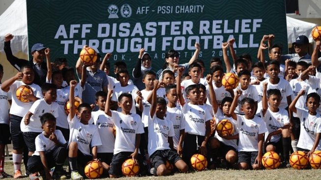 AFF serta PSSI menggelar kegiatan AFF Disaster Relief Through di lapangan Lagenda Malomba, Nusa Tenggara Barat, Minggu (4/8). (PSSI)