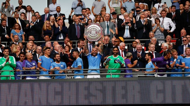 Para pemain Manchester City melakukan berselebrasi merayakan juara trofi Community Shield usai bertanding melawan Liverpool di stadion Wembley, London, Inggris, Minggu (4/8). [Dennis/AFP]