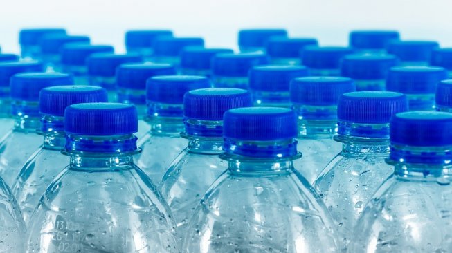 Ilustrasi air minum dengan botol plastik sekali pakai. (Pixabay/fotoblend)