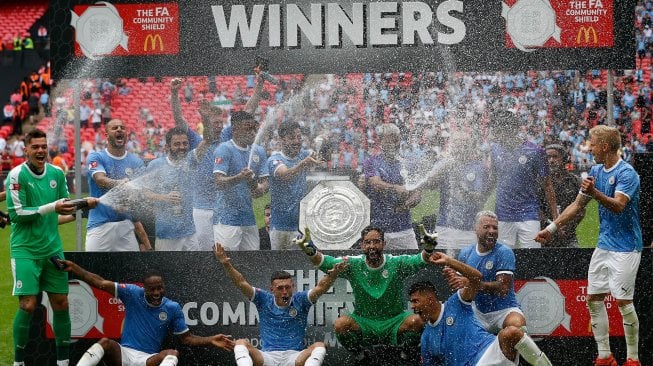 Para pemain Manchester City melakukan berselebrasi merayakan juara trofi Community Shield usai bertanding melawan Liverpool di stadion Wembley, London, Inggris, Minggu (4/8). [Ian Kington/AFP]