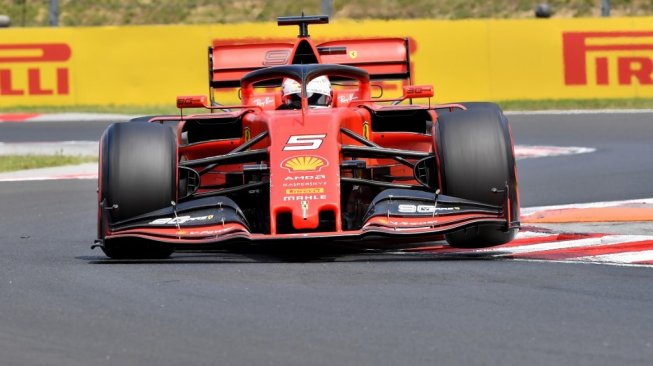 Pebalap Ferrari asal Jerman, Sebastian Vettel, saat melibat tikungan chicane pada sesi latihan bebas ketiga F1 GP Hungaria di Sirkuti Hungaroring, Sabtu (3/8/2019). [AFP/Andrej Isakovic]