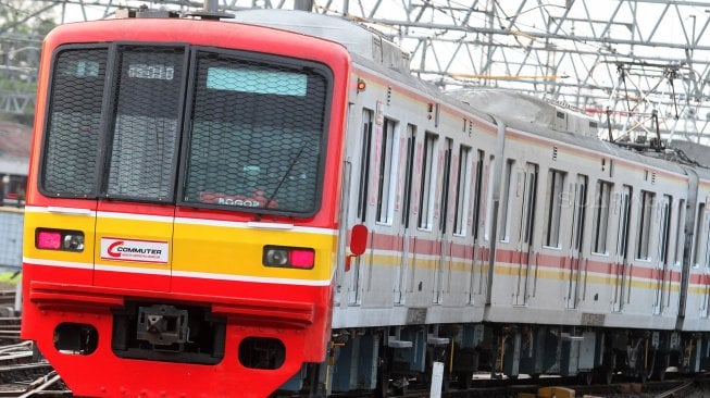 Rangkaian kereta commuter line saat melintas di dekat Stasiun Manggarai, Jakarta, Senin (5/8). [Suara.com/Oke Atmaja]