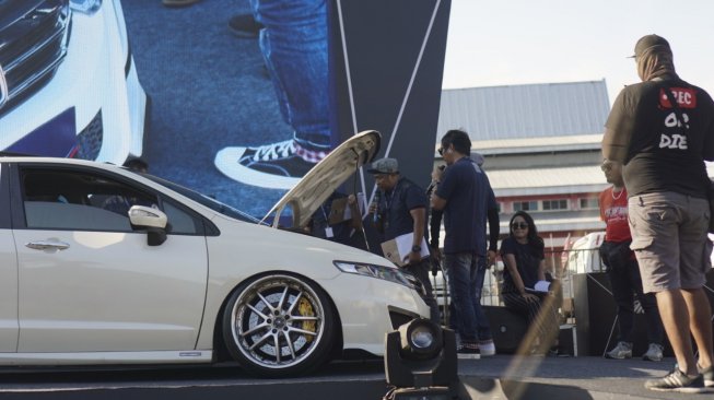 Sistem penjurian live Intersport Auto Show 2019 seri Purwokerto berlangsung seru karena peserta mesti menjabarkan jagoannya laik mengaspal di jalan raya [Dok. Intersport Auto Show].