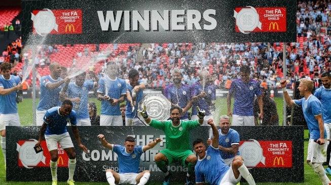 Para pemain Manchester City melakukan berselebrasi merayakan juara trofi Community Shield usai bertanding melawan Liverpool di stadion Wembley, London, Inggris, Minggu (4/8). [Ian Kington/AFP]