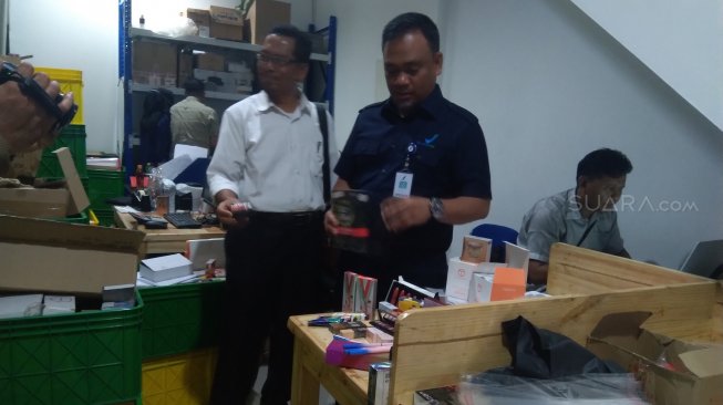 Penggerebekan kosmetik ilegal BPOM Banten di kawasan Ruko CBD Blok M Green Lake, Tangerang. [Suara.com/Muhammad Iqbal]