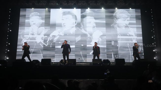 Personil boyband Westlife saat menghibur para penggemarnya di ICE BSD, Tangerang, Banten, Selasa (6/8). [Suara.com/Arya Manggala] 