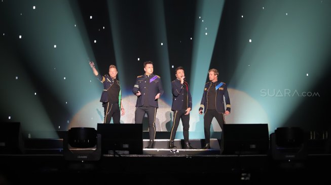 Personil boyband Westlife saat menghibur para penggemarnya di ICE BSD, Tangerang, Banten, Selasa (6/8). [Suara.com/Arya Manggala] 