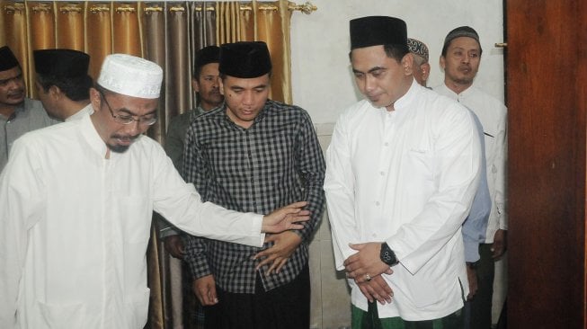 Suasana di rumah duka KH Maimun Zubair di Pondok Pesantren Al-Anwar di Sarang, Rembang, Jawa Tengah, Selasa (6/8). [ANTARA FOTO/Yusuf Nugroho]