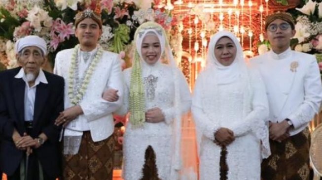 Khofifah Bersyukur Mbah Moen Sempat Datang ke Nikahan Putrinya