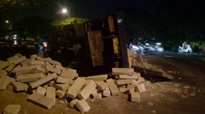 Truk berisi bata ringan timpa mobil Xenia. (Istimewa)